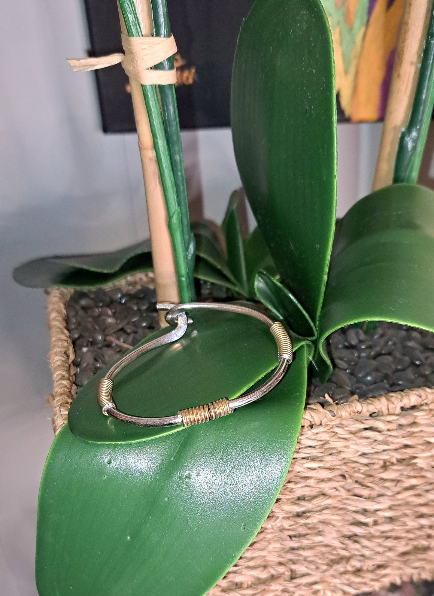 Vtg Silver/Gold Tone Twist Front Open Bangle (Avg Wrist)