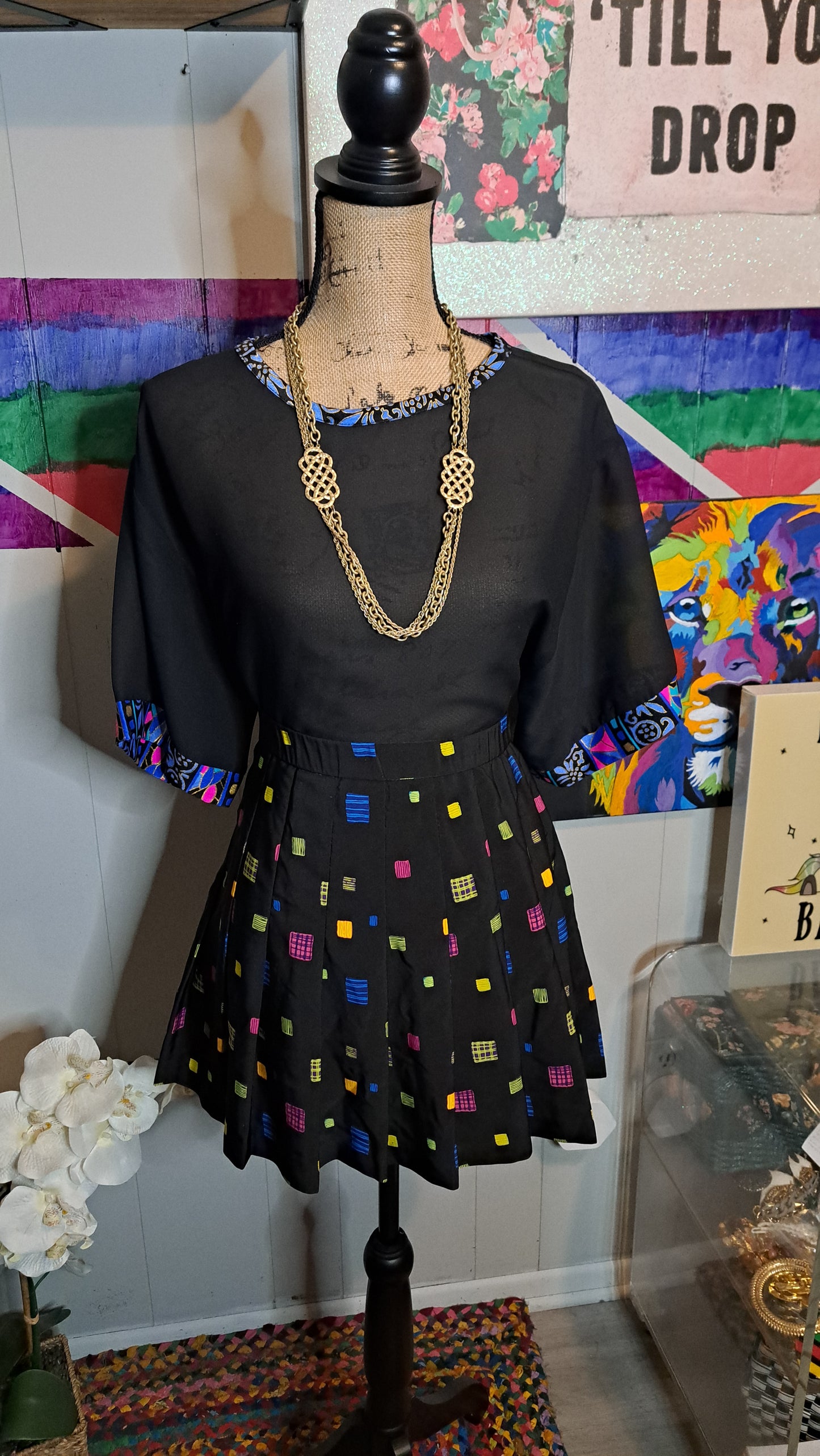 BUNDLE DEAL 3pcs🚨 Vtg Geo Shape Pleated Mini Skirt SZ 14 (Best Fits SZ 8/10) 30in Waist~Vtg Blk/Multicolored Collar Top SZ 14 (Best Fits SZ 10)~Vtg Semisheer Top SZ Medium ptp 21in &