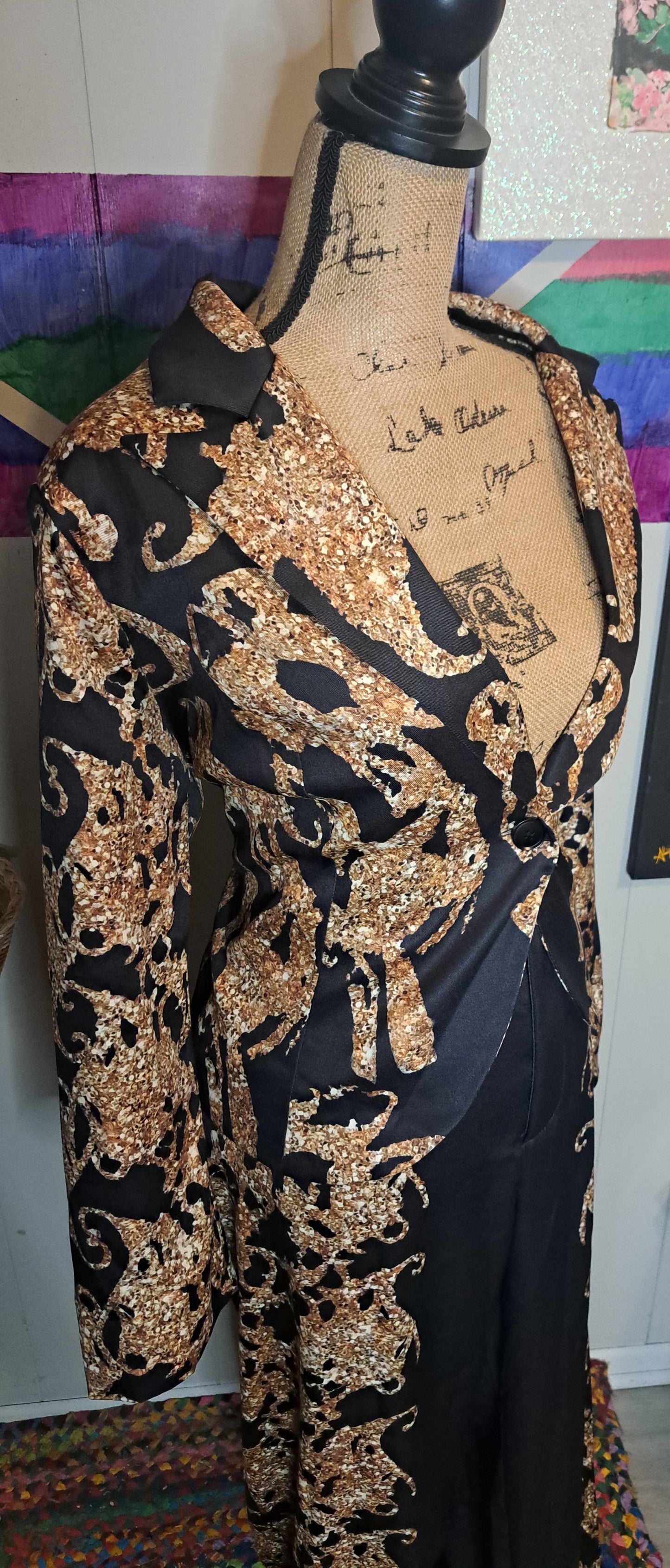 NWT XPlus Wear 2pc Gold/Black Shimmer Printed 2pcs Pant Suit SZ 2XL (18/20) Ptp 27in Waist 21in Hip 27in