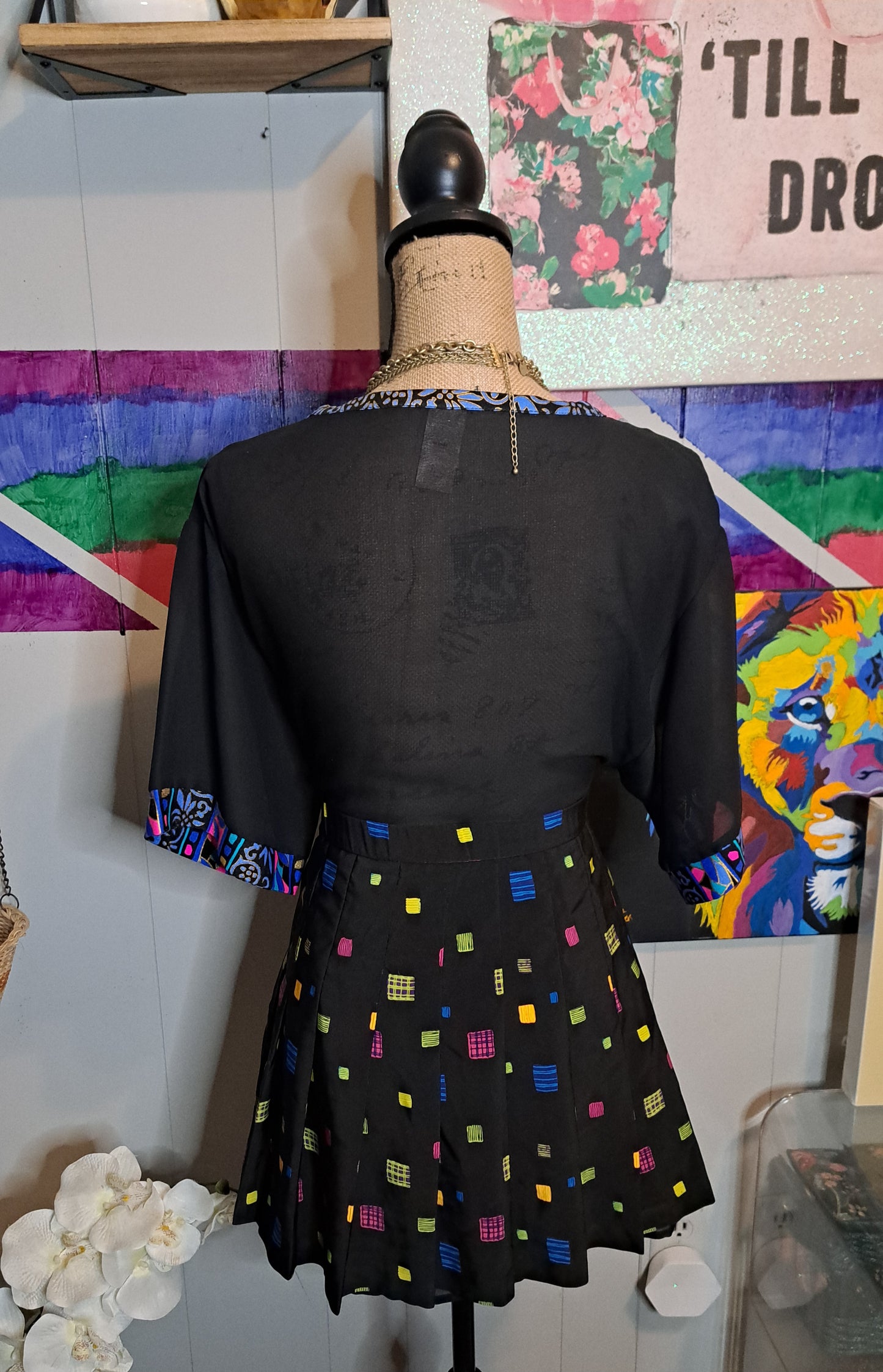 BUNDLE DEAL 3pcs🚨 Vtg Geo Shape Pleated Mini Skirt SZ 14 (Best Fits SZ 8/10) 30in Waist~Vtg Blk/Multicolored Collar Top SZ 14 (Best Fits SZ 10)~Vtg Semisheer Top SZ Medium ptp 21in &