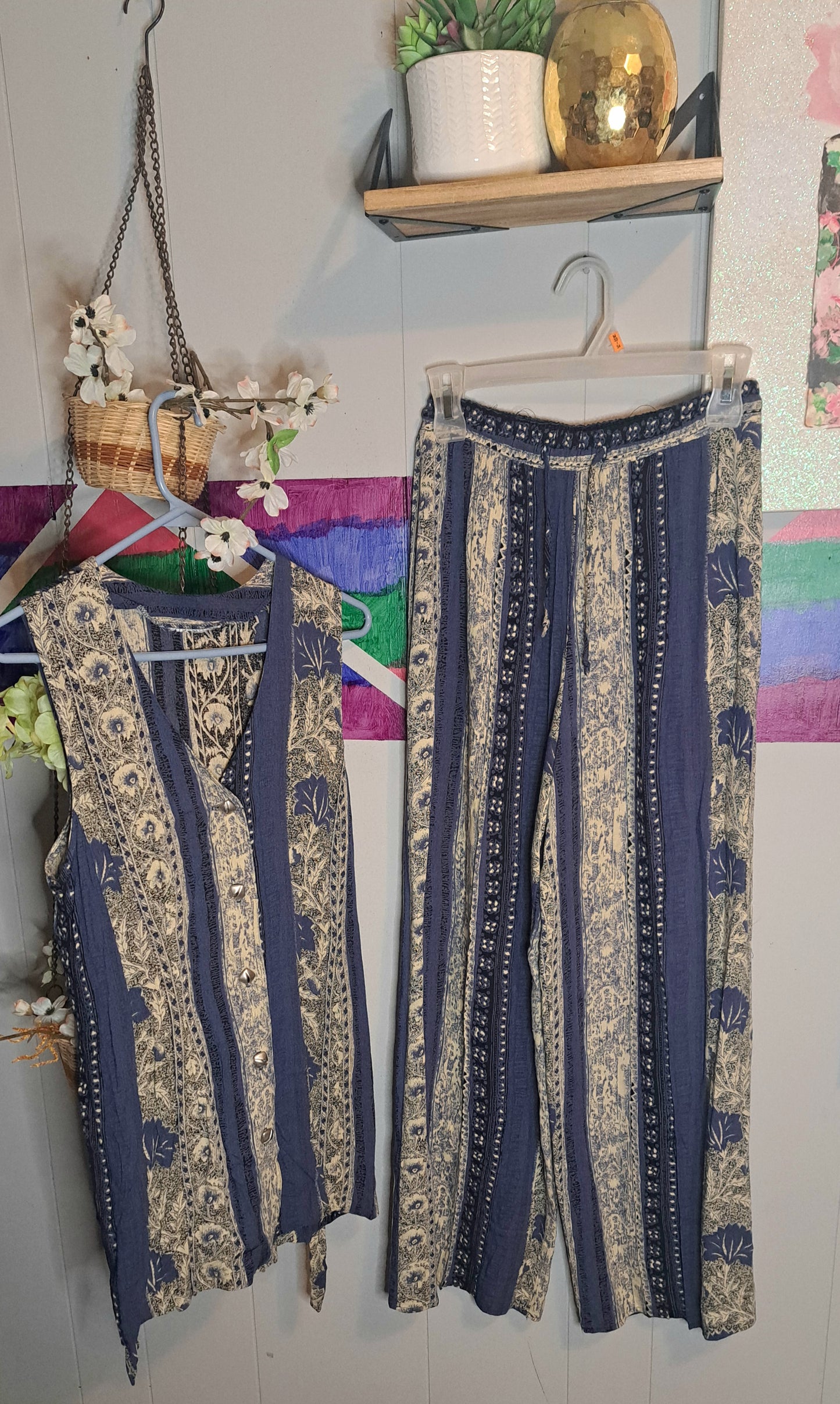 Vtg Blue/Creme Floral Print Button Down Adjustable Vest Top & Matching Pants with Elastic Drawstring Waist SZ S/M (Ptp 20in Waist 14-17in Hip 23in)