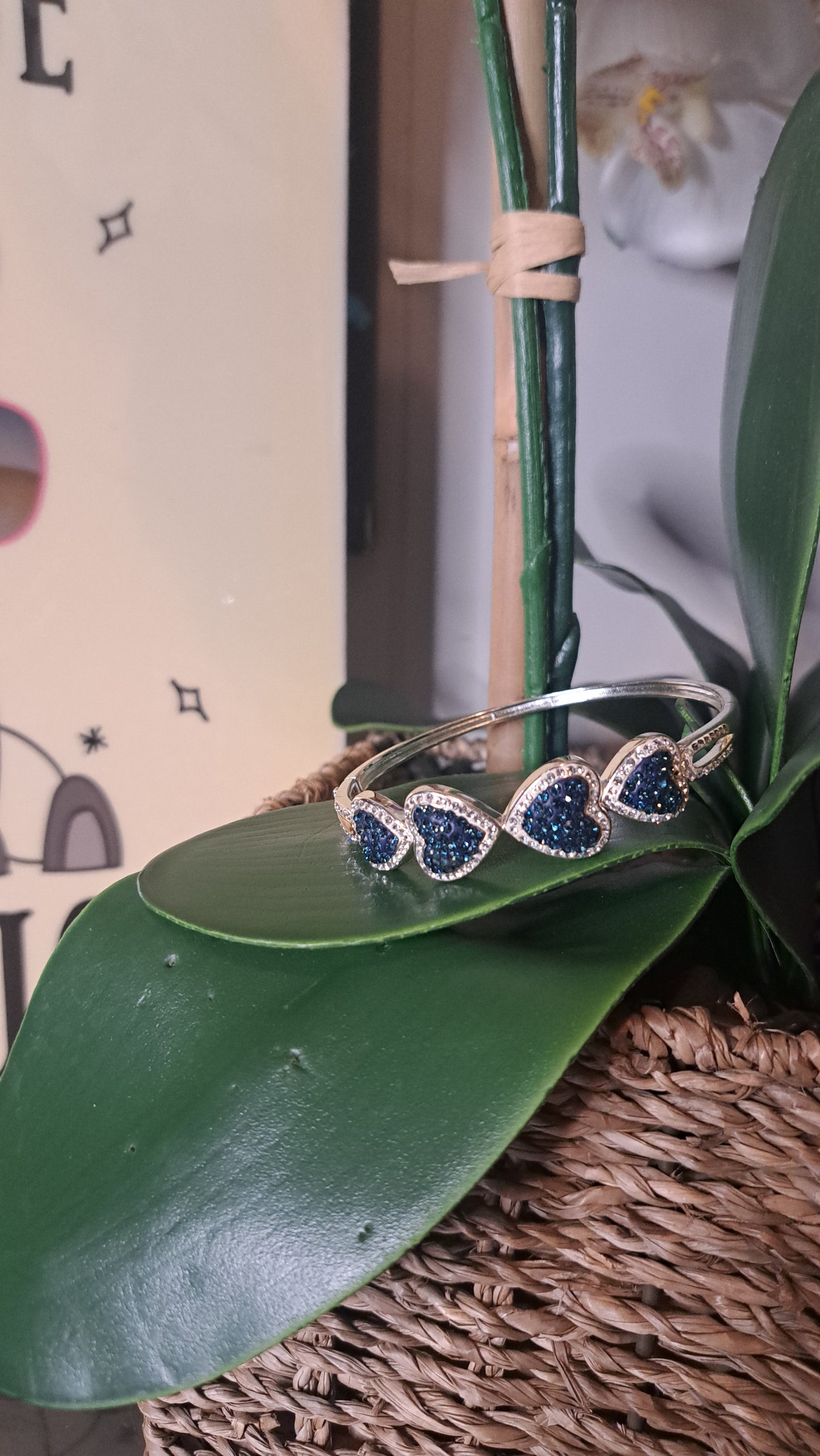 Vtg Silver Tone Blue Rhinestone Heart Bracelet with Latch Closure (Avg Wrist)