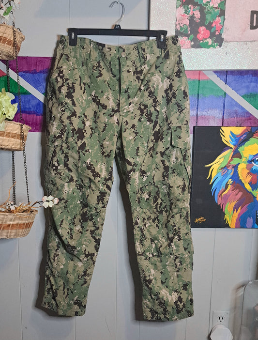 Authentic Digital Camo Pants SZ Large Short (Waist 35-39in) *Short Girl Friendly*