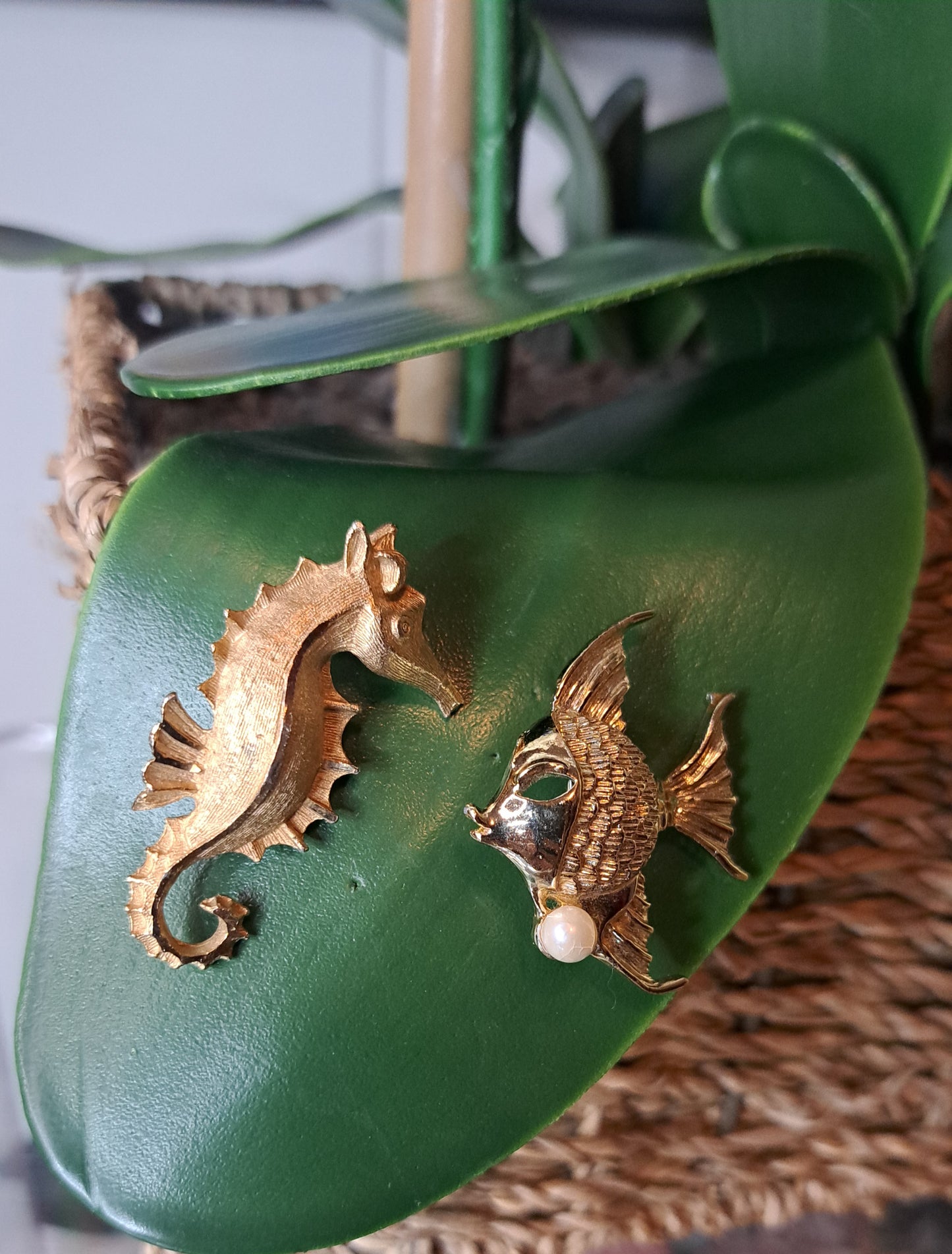 BUNDLE🚨 Vtg Gold Tone Seahorse and Angelfish Brooch Pins (2pcs)