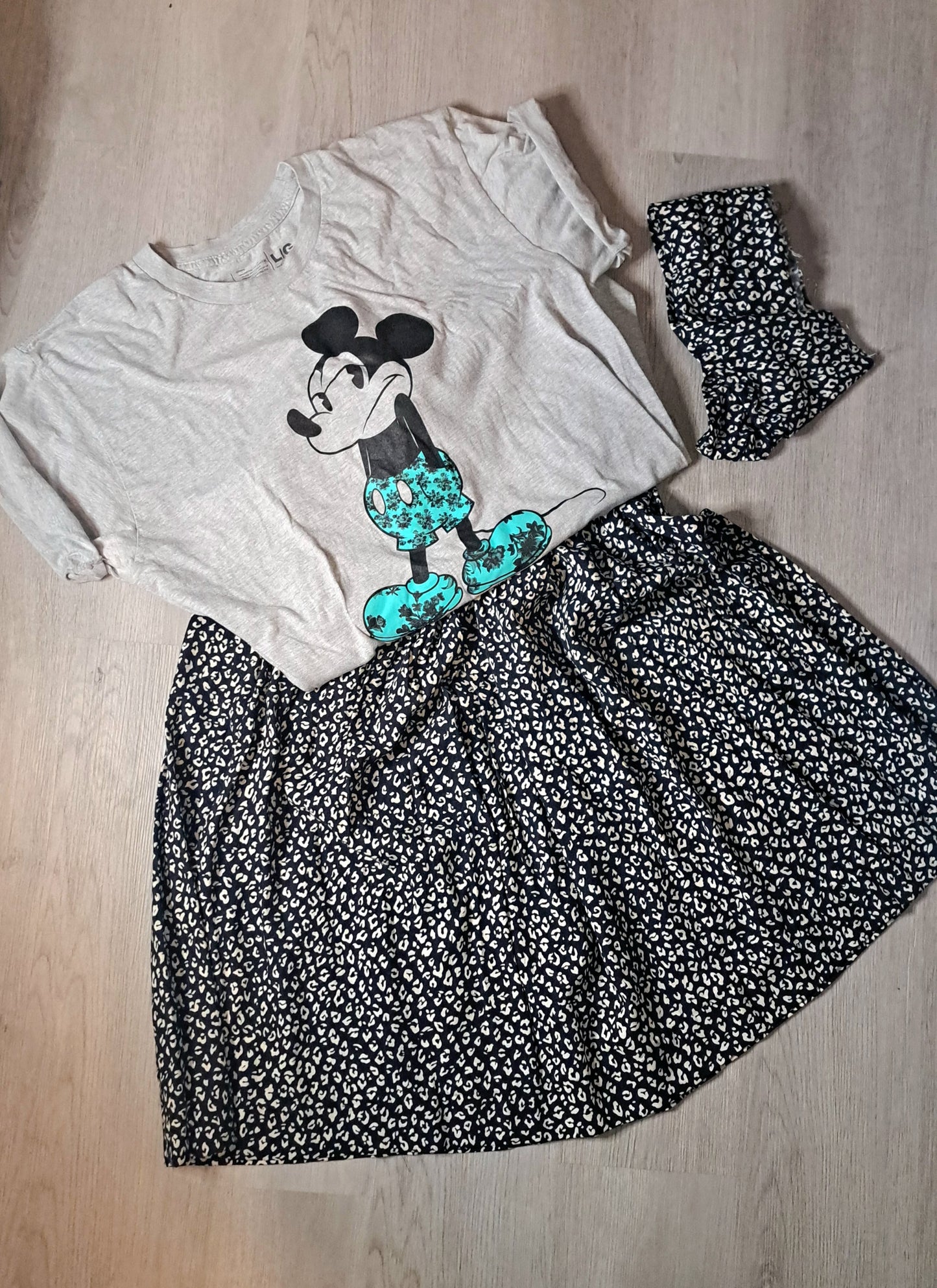 🚨BUNDLE DEAL🚨 (3pcs) Gray/Blue Mickey Graphic Tee SZ Large (Oversized) Vtg Animal Print Skirt SZ 18/20W Elastic Waistband/Extra Matching Fabric to use as headwrap