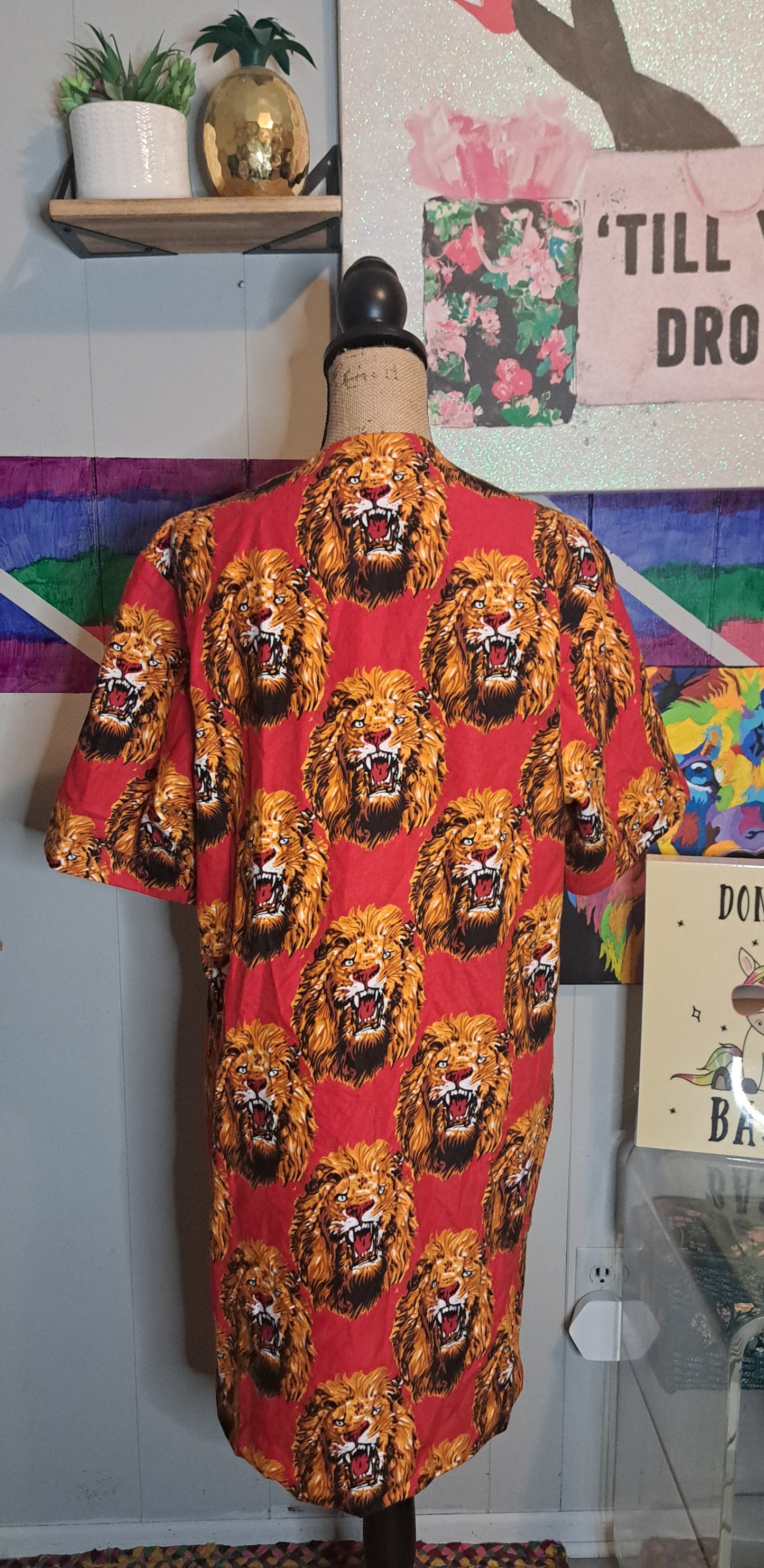 Mens Red African Isiagu Lion Head Long Tunic Shirt with Side Slits & 2 Snap Button Closure No Sz Tag (Best Fits L/XL) 23in ptp