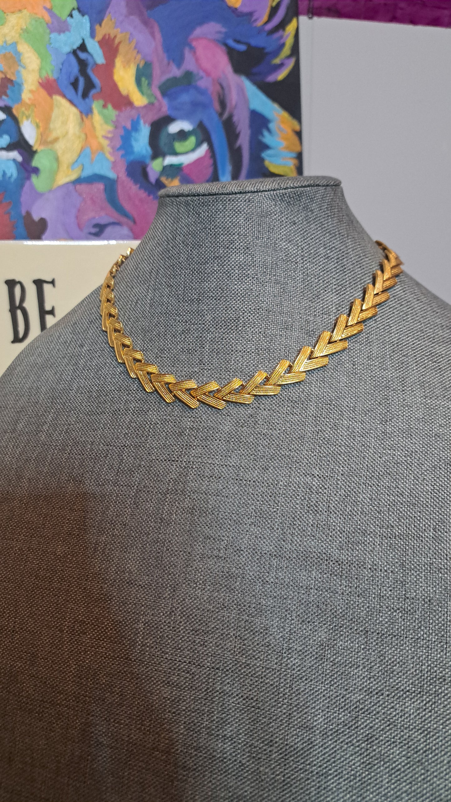 Vtg Unsigned "V" Pattern Gold Tone Necklace 16in