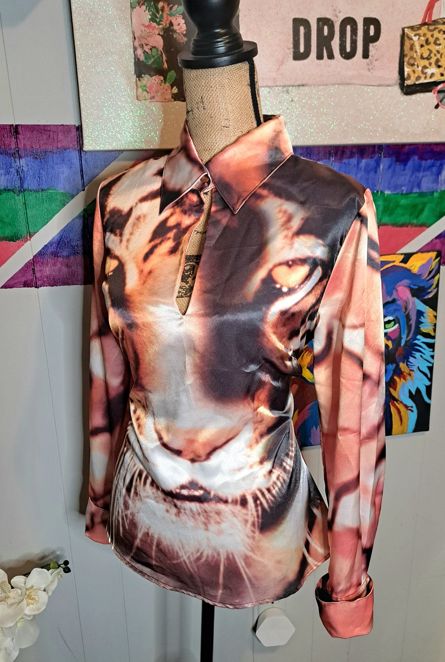 Vtg CACHÈ Tiget Printed Top with Peephole Front Closure SZ Medium (No Stretch Ptp 19in)