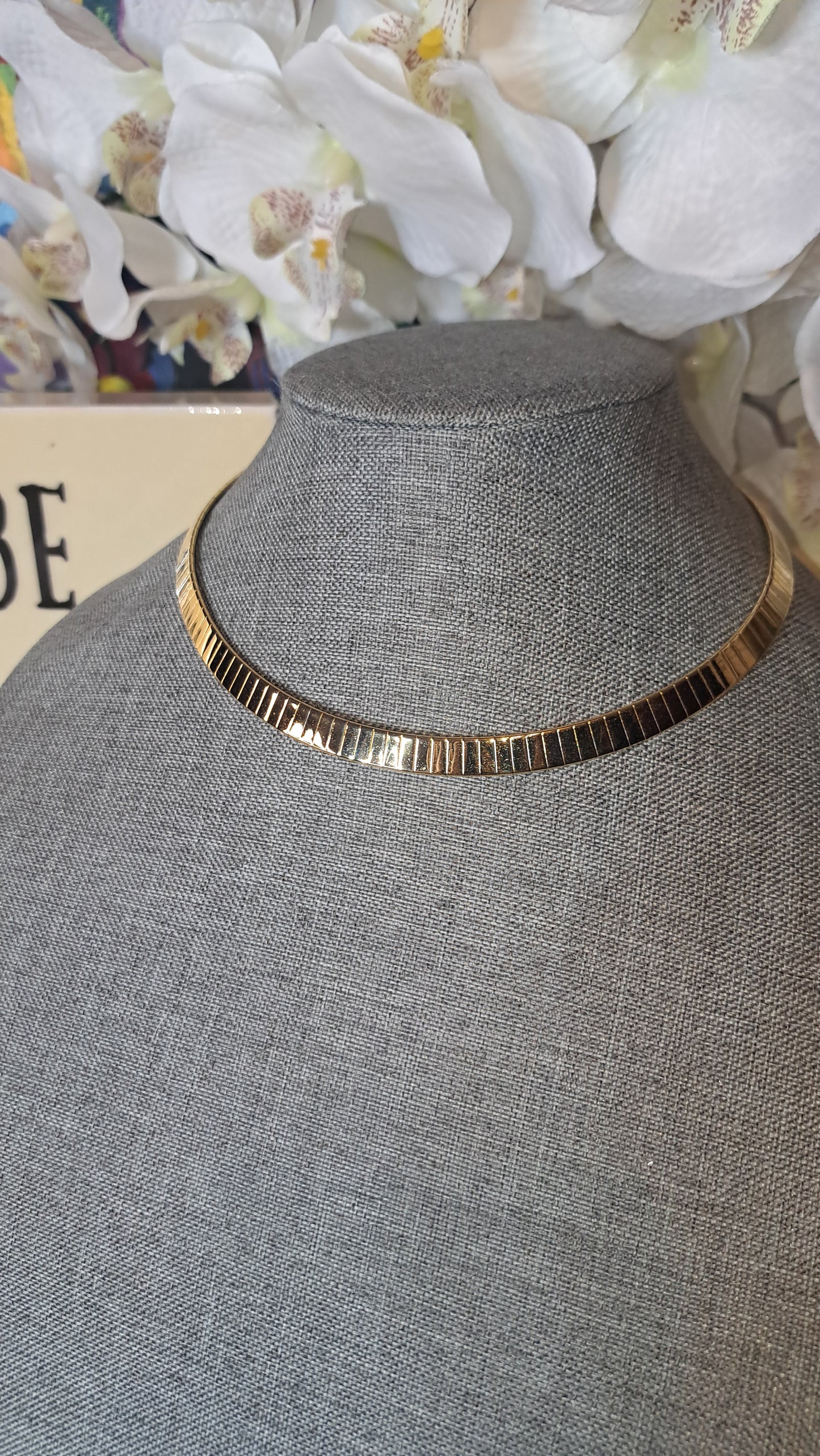 Vtg Unsigned Gold Tone Flat Choker Style Necklace