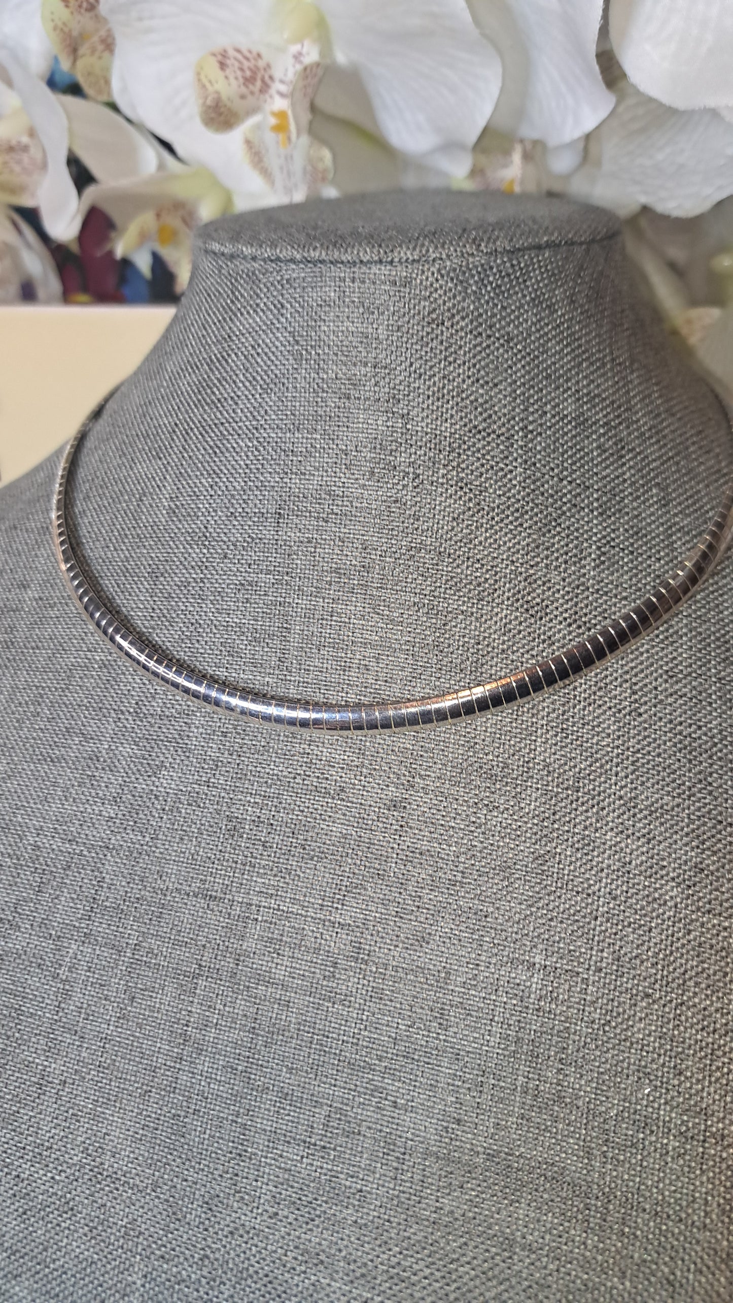 Vtg Unsigned Silver Tone Flat Choker Style Necklace