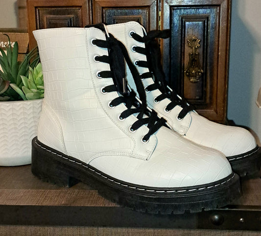 True Craft Croc Print Wht Combat Boots With Side Zipper SZ 9.5